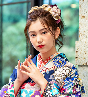 すっきりアップで明るく大人っぽい