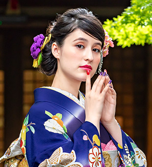 王道の華やかシニヨンヘア